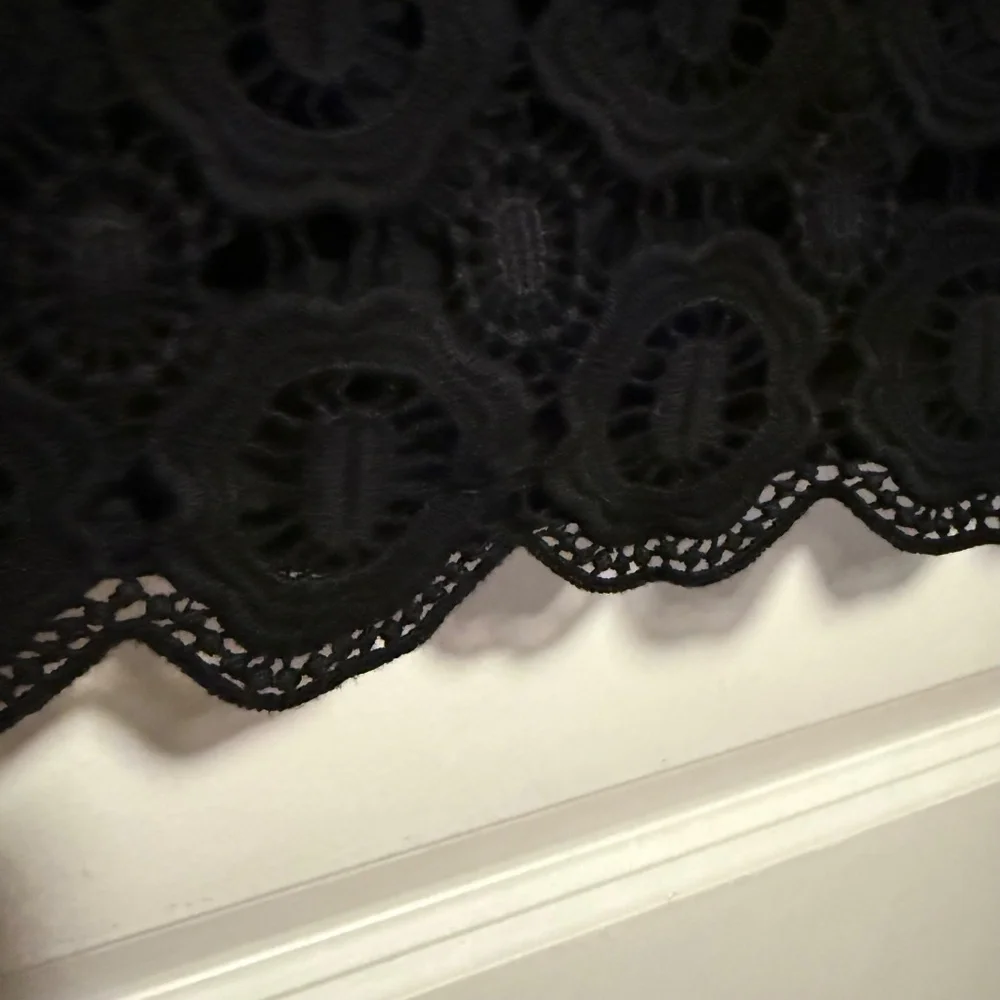 J. McLaughlin Black Cotton Eyelet Lace Top Size Large‎